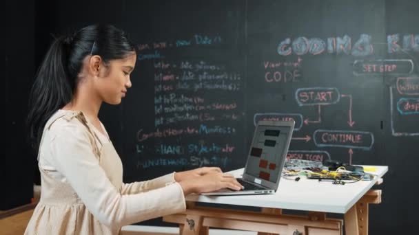 Stemテクノロジークラスに参加しながら 高校生がコードやエンジニアリングのプロンプトを書いています ブラックボードの前にコンピュータ画面を見ながら ティーンエイジャーのコーディングやプログラミングシステム イスラーム主義 — ストック動画