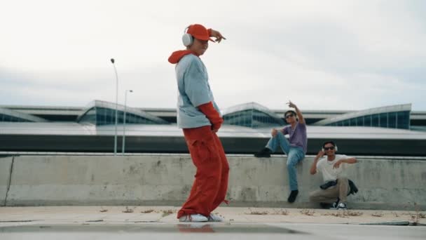 Happy Hip Hop Άνθρωπος Φορώντας Ακουστικά Ενώ Κυματίζει Και Κινείται — Αρχείο Βίντεο