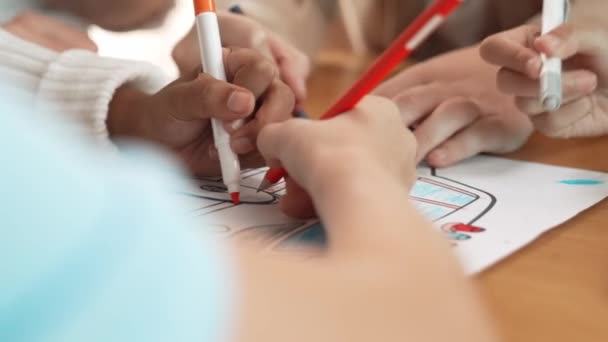 Крупним Планом Різноманітні Студенти Вчителі Пишуть Або Малюють Картину Менторські — стокове відео