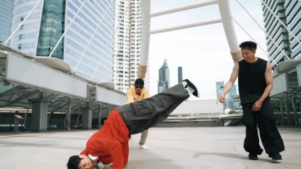 Habilidade Hipster Dançando Juntos Enquanto Executar Passo Passo Cidade Dançarina — Vídeo de Stock