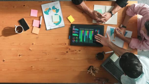 Bilgi Analiz Belgeleriyle Toplantı Masasında Otururken Yatırımcılarla Finansal Grafik Hakkında — Stok video