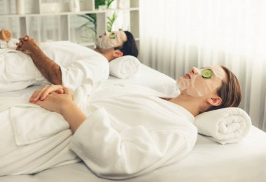 Kaplıca salonunun sakin atmosferi, birkaç müşteri lüks salatalık yüz maskesi takarak kendini yenilemeye çalışıyor. Yüz bakımı tedavisi ve güzellik konsepti. Sessiz.