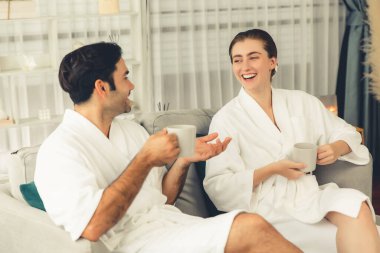 Güzellik ya da vücut bakımı güzellik salonu yaşam tarzı konsepti. Lüks otel kaplıcalarında ya da otel odasında, bornoz giyip rahatlayan bir çift. Tatil ve boş zaman rahatlığı. Sessiz.