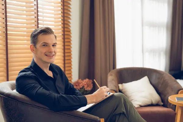 Psikiyatri Ofisinde Terapi Odasında Koltukta Oturan Mutlu Gülümseyen Erkek Psikolog — Stok fotoğraf