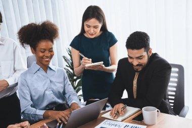 Mutlu iş adamları birlikte çalışır, şirket ofisinde tartışırlar. Profesyonel ve çeşitlilik takım çalışması iş planını bilgisayarda tartışır. Modern çok kültürlü ofis çalışanı. Uyum