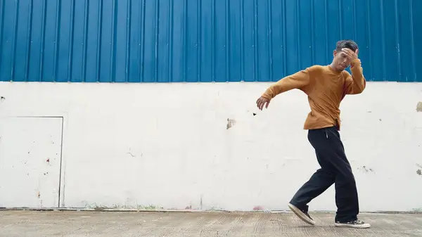 Homem Hispânico Esticar Braços Dançar Rua Dançando Frente Parede Filme — Fotografia de Stock