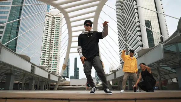 Grupo Dançarino Rua Profissional Animar Enquanto Hipster Asiático Executar Passo — Fotografia de Stock
