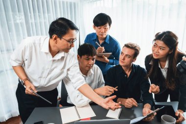 Bir grup farklı ofis çalışanı şirket ofis odasında stratejik iş pazarlama planlamasında birlikte çalışıyor. İş yeri konseptinde pozitif takım çalışması. Tedbirli