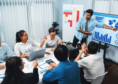 Ofiste sunum ya da analist ekibiyle toplantı odasında mali verileri analiz etmek için BI Fintech 'i kullanmak. İş adamları stratejik planlama için TV ekranında BI gösterge panelini inceliyor.