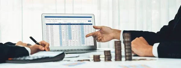 Unternehmensbuchhalter Verwenden Buchhaltungssoftware Auf Dem Laptop Steuerrückerstattungen Berechnen Und Maximieren — Stockfoto