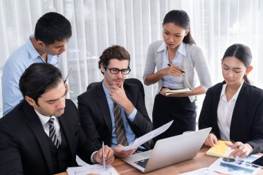 Ofis masasındaki finansal veri raporlarını analiz eden çeşitli bir grup iş analisti. Stratejik pazarlama planlaması için iş zekası analizi çizelgesi ve grafiği.