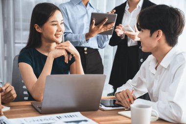 Çok ırklı analist ekibi toplantı masasındaki mali raporu analiz etmek için BI gösterge tablosunu kullanıyor. Çeşitli iş adamlarından oluşan bir grup, FIntech 'in veri analizini başarılı iş pazarlaması için kullanır. Uyum