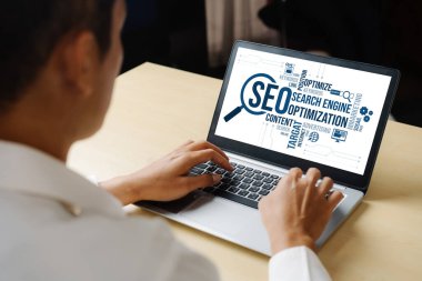 Model e-ticaret için SEO arama motoru optimizasyonu ve bilgisayar ekranında gösterilen çevrimiçi perakende işi