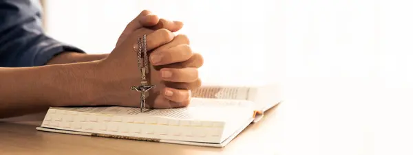 Mão Dobrada Macho Asiático Orou Livro Bíblico Sagrado Enquanto Segurava — Fotografia de Stock