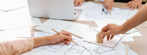 Professionelle Architekten Hand Zeichnet Eine Blaupause Auf Dem Tisch Mit — Stockfoto