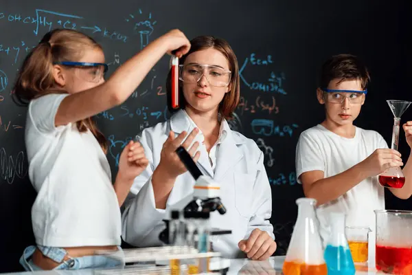 Professor Apoio Assistir Estudante Laboratório Eles Usam Óculos Segurança Stand — Fotografia de Stock