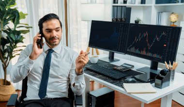 İki borsa yatırımıyla danışman ya da ortağı arayan tüccar işadamı, veri analizini yüksek kârlı dinamik teknoloji borsasına yatırım yapmak için karşılaştırdı. Tahmin et..