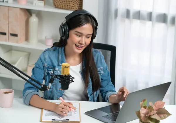 Host Channel Asian Influencer Talking Broadcast Streaming Online Φορώντας Ακουστικά — Φωτογραφία Αρχείου