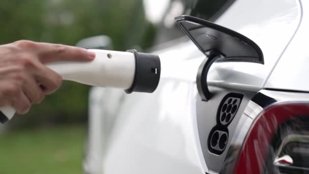 Ручне Заряджання Зарядний Пристрій Підключається Електричного Автомобіля Заряджаючи Автомобільний Акумулятор — стокове відео