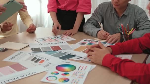 根据客户对设计代理办公室色彩设计的需求 与客户进行色彩咨询 设计团队集思广益 为平面设计选择色彩 — 图库视频影像