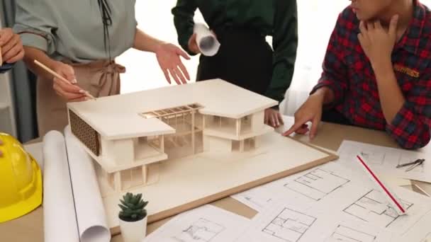 家居设计人员利用建筑设备评审并与客户一起测量建筑房屋模型设计样本 监督办公室的项目 萌芽状态 — 图库视频影像