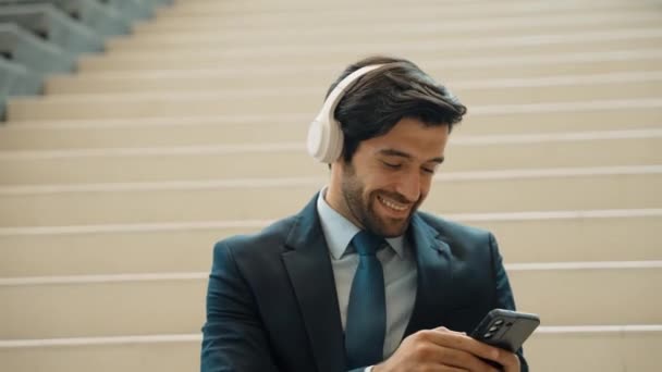 Έξυπνος Επιχειρηματίας Ακούει Και Απολαμβάνει Μουσική Ενώ Φοράει Ακουστικά Επάγγελμα — Αρχείο Βίντεο