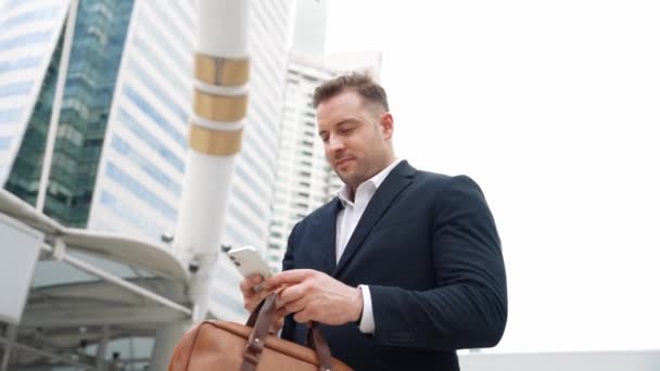Homem Negócios Caucasiano Verificando Telefone Celular Procurando Relatório Vendas Equipe — Vídeo de Stock