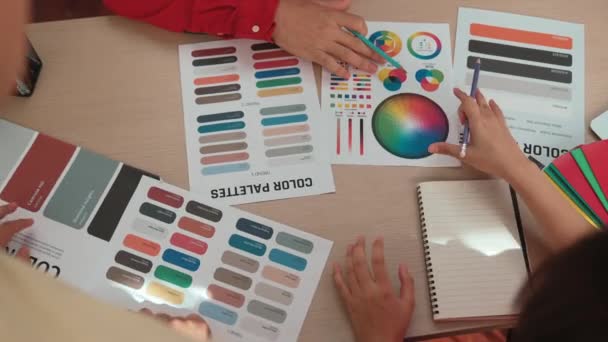 Крупный План Замедленной Съемки Столе Двух Дизайнеров Выбирает Цвет Графического — стоковое видео