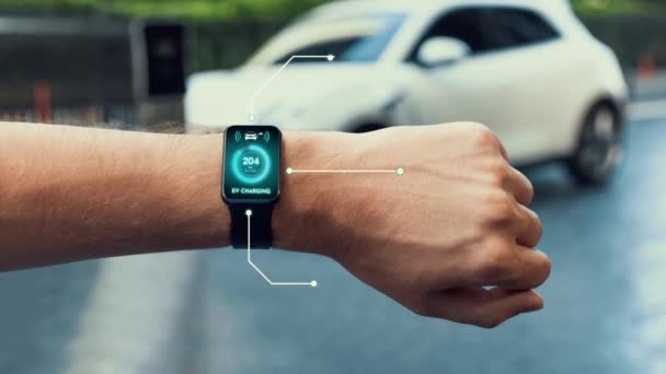 Biznesmen Sprawdzić Stan Akumulatora Samochodowego Smartwatch Hologram Podczas Ładowania Parkingu — Wideo stockowe