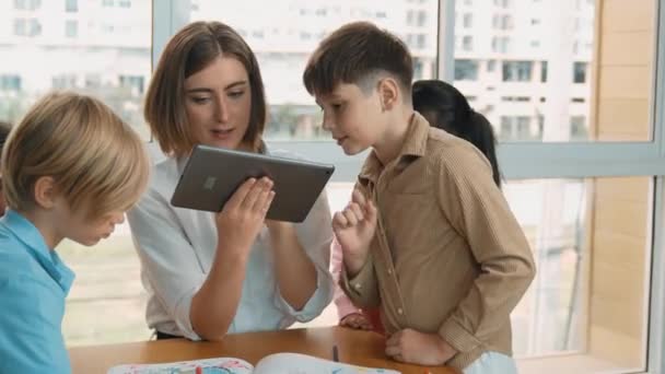 Smart Teacher Holding Tablet While Open Online Lesson Group Students — Stock Video