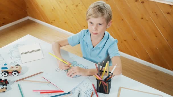 Щасливий Хлопчик Розмальовує Творчу Картину Вчиться Уроці Мистецтва Мила Біла — стокове відео