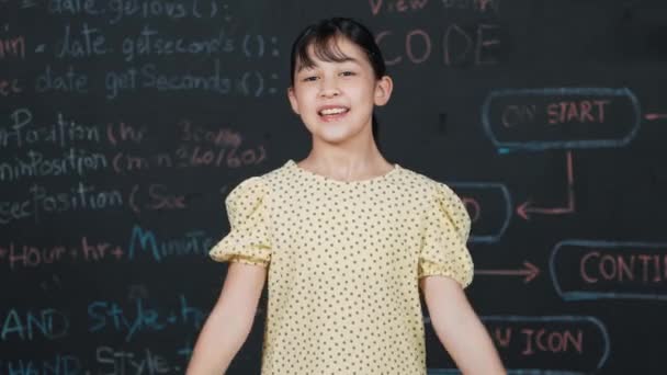 Schattig Gelukkig Meisje Zwaaien Naar Camera Terwijl Staan Schoolbord Met — Stockvideo