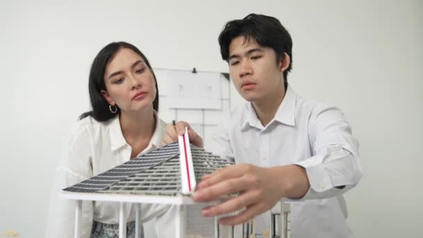 Συνεταιριστική Ομάδα Νέων Επαγγελματιών Αρχιτεκτόνων Εστιάζεται Στο Μοντέλο Μέτρησης Σπιτιού — Αρχείο Βίντεο