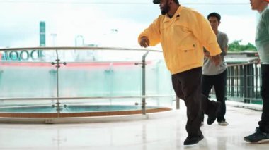 Hip-hop gençlik grubu alışveriş merkezi koridorunda şehirli ya da gökdelen manzaralı break dans yapıyor. Canlı dansçılar break dans gösterisi ve çok kültürlü arkadaşlarla çevrili. Açık hava sporu 2024 hiphop..