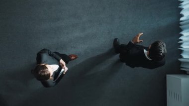 Proje yöneticisi finansal belge verirken akıllı erkek liderin telefonu aramasının en üst görüntüsü. Yatırımcıyla konuşan bir iş adamı veri analizine bakarken telefonla fikir alışverişinde bulunuyor. Müdürlük.