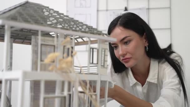 Närbild Vackra Unga Arkitekt Ingenjör Fokusera Att Använda Penna Märkning — Stockvideo