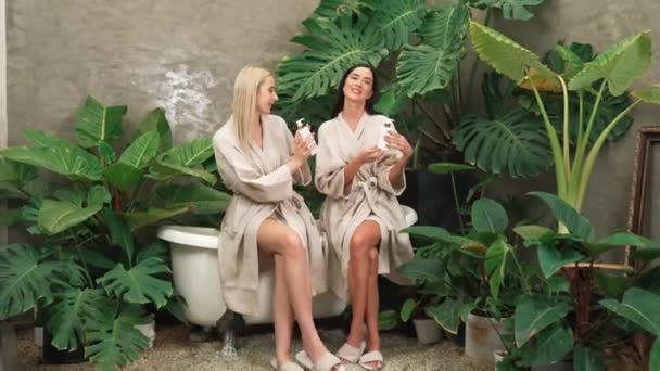 Tropical Exotic Spa Garden Bathtub Modern Hotel Resort Two Women — стоковое видео