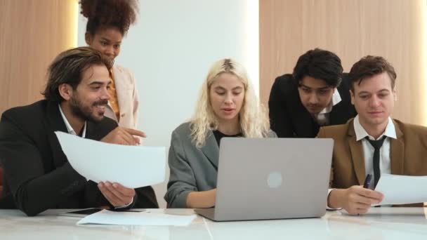 Vielfältige Gruppe Von Büroangestellten Und Mitarbeitern Fühlt Sich Glücklich Und — Stockvideo