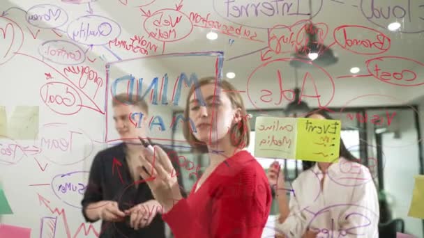 Junge Schöne Projektmanagerin Schreibt Marketingidee Finanzstrategie Löst Probleme Während Sie — Stockvideo