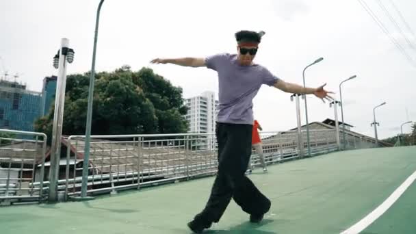 Kvalifikovaný Tanečník Provést Boy Tanec Mostě Výhledem Město Obklopen Rozmanitou — Stock video