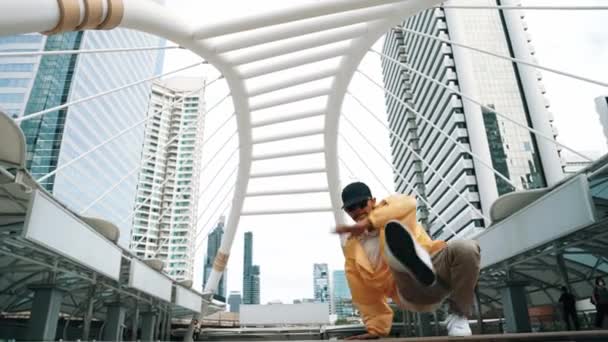Câmera Baixo Ângulo Hipster Asiático Prática Quebrar Dança Passo Passo — Vídeo de Stock