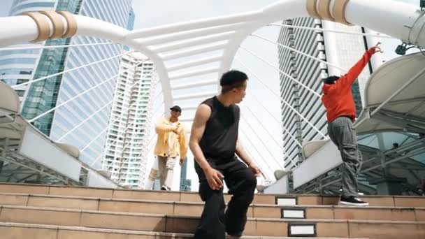一群快乐的霹雳舞者在城市跳舞时走下楼来 专业的嬉皮士在看相机的时候表现出精力充沛的步法 低角度相机 2024年户外运动 神气活现 — 图库视频影像