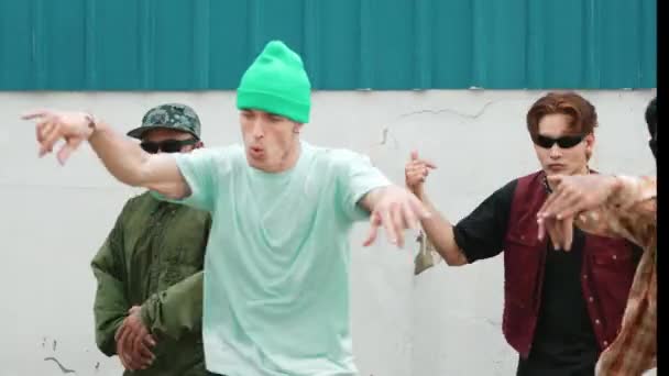 Closeup Hip Hop Choreograf Skupiny Provádět Street Dance Společně Zdi — Stock video