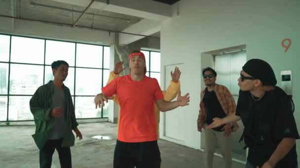 Grupo Hipster Multicultural Mirando Cámara Mientras Realizan Break Dance Edificio — Vídeos de Stock