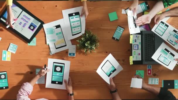 Ovanifrån Projektledare Diskuterar Design För Mobiltelefon Gränssnitt Starta Team Brainstorm — Stockvideo