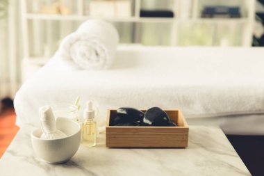 Lüks spa merkezindeki kaplıca masasında güzellik ve güzellik salonu aksesuarları. Spa masajı ve eğlence arka planı konsepti. Sessiz.