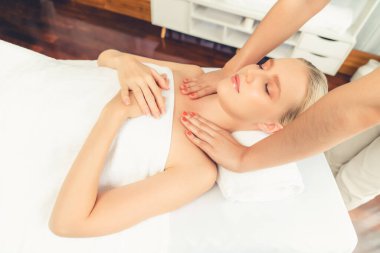Kafkasyalı kadın müşteri stres önleyici spa masajının keyfini çıkarıyor ve lüks otel ya da oteldeki gündüz açık ortam güzellik salonunda güzellik teniyle eğleniyor. Sessiz.