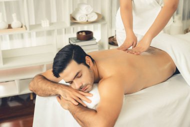 Kafkas erkek müşteri stres önleyici spa masajının keyfini çıkarıyor ve lüks otel veya oteldeki gündüz açık hava ortamında güzellik derisi eğlencesi ile şımartıyor. Sessiz.
