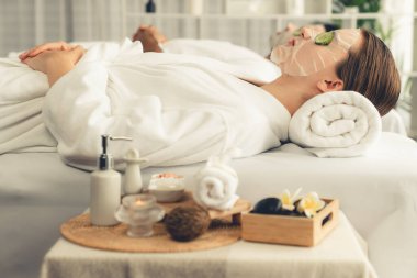 Kaplıca salonunun sakin atmosferi, birkaç müşteri lüks salatalık yüz maskesi takarak kendini yenilemeye çalışıyor. Yüz bakımı tedavisi ve güzellik konsepti. Sessiz.