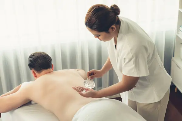 Mani Massaggiatore Versano Olio Aroma Uomo Indietro Massaggiatrice Preparare Procedura — Foto Stock